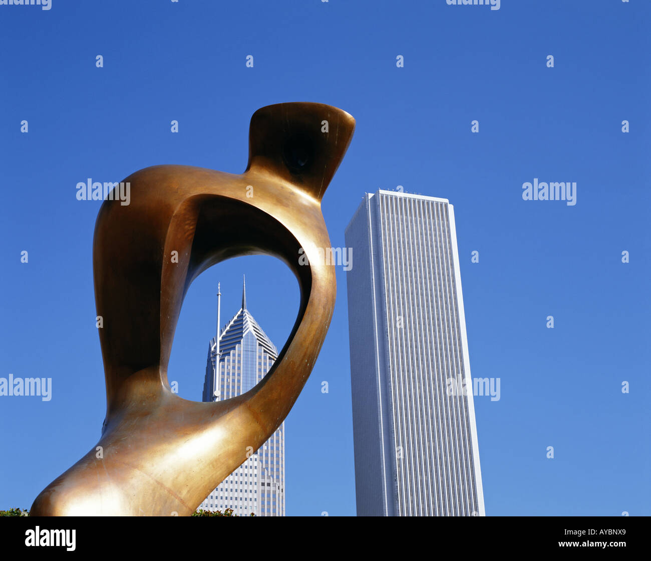 USA ILLINOIS CHICAGO HENRY MOORE BRONZE  2 PRUDENTIAL PLAZA AMOCO BUILDING Stock Photo