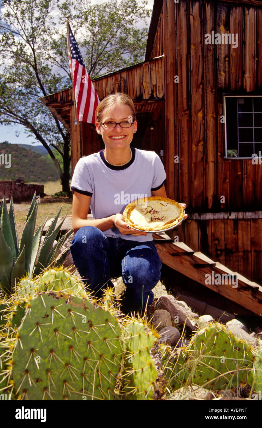 MR 687 Anna Goehring produces a picture-perfect apple pie in Kingston, New Mexico. Stock Photo