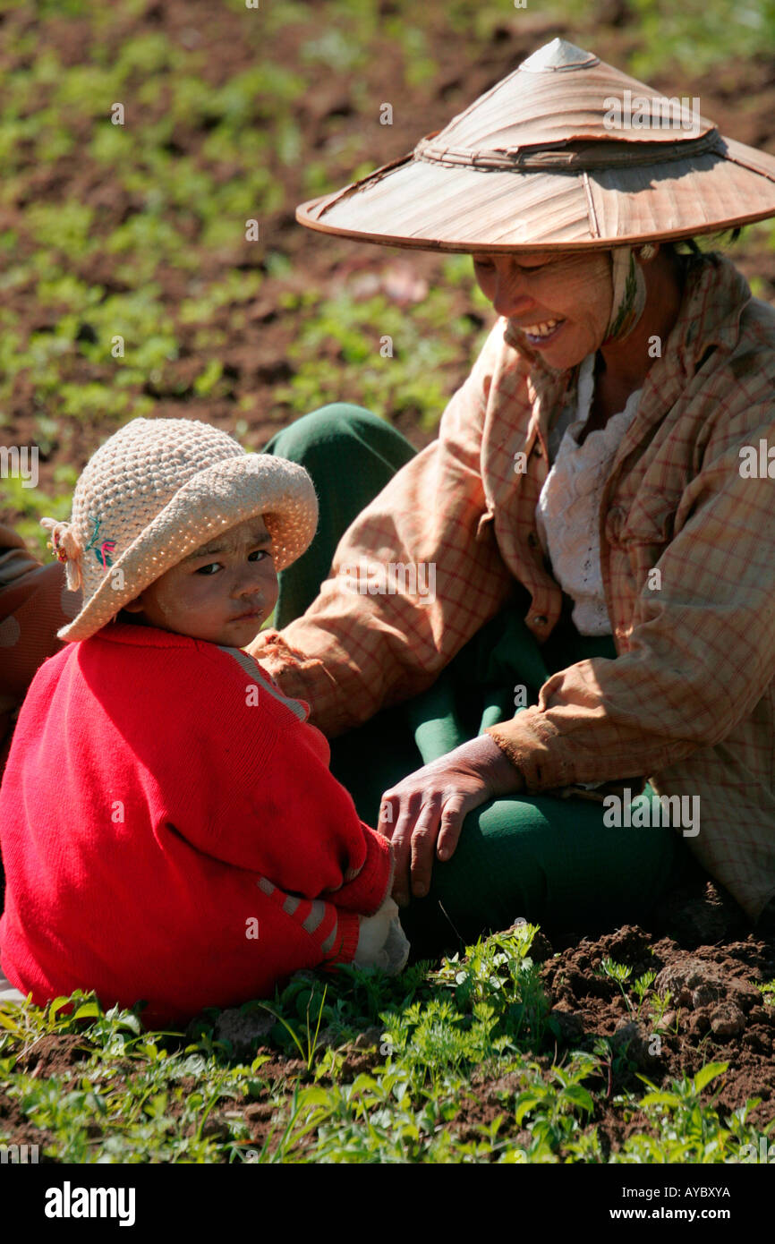 Shan Labour Child labour myanmar hi-res stock photography and images - Alamy