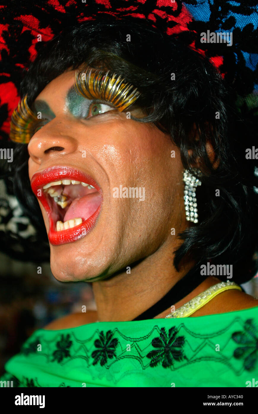 Қара адамдар тобы ақ аққұбаны трахает