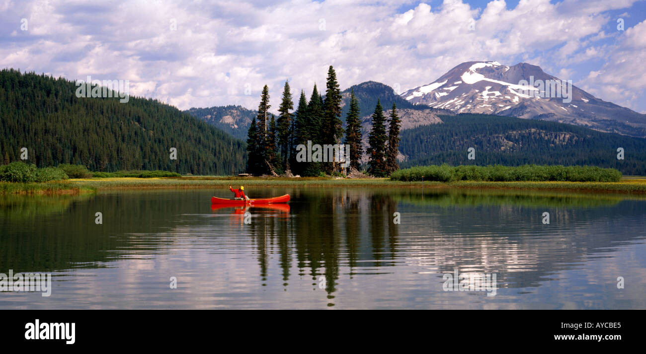 Sparks Lake and South Sister mountain in the Cascade Range near Bend in Oregon with fisherman in red canoe Stock Photo