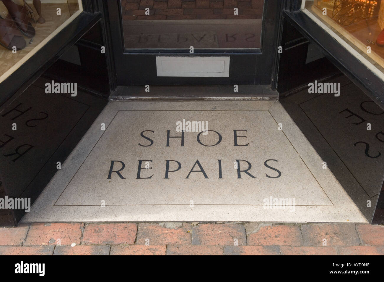 Shoe repairs sign hires stock photography and images Alamy