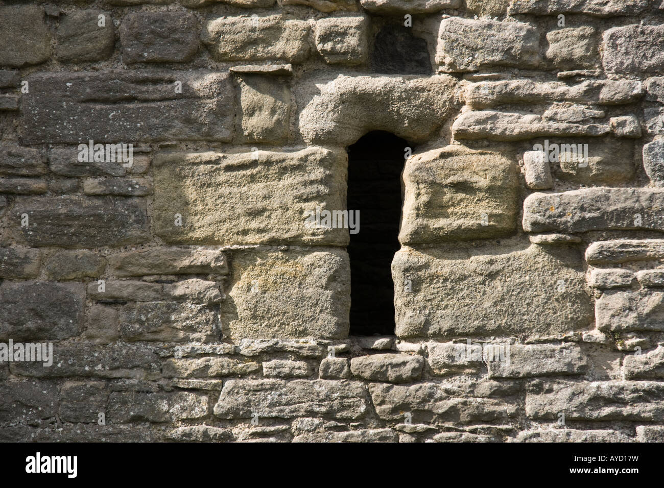 Arrow-slit window in the outer wall of Middleham Castle, North Yorkshire Stock Photo