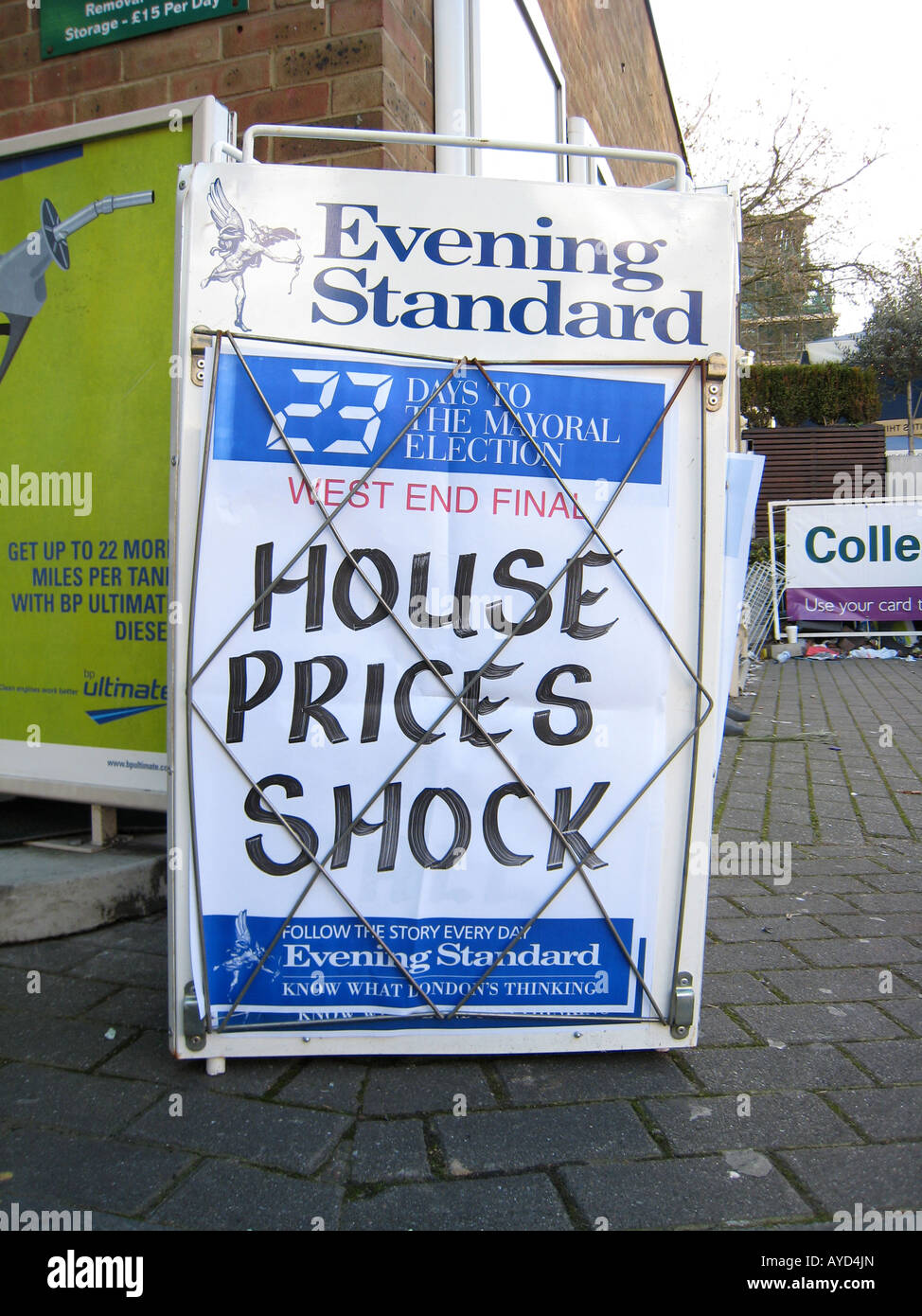 HOUSE PRICES SHOCK headline 8th APRIL 2008 Evening Standard newspaper board in London UK housing market Stock Photo
