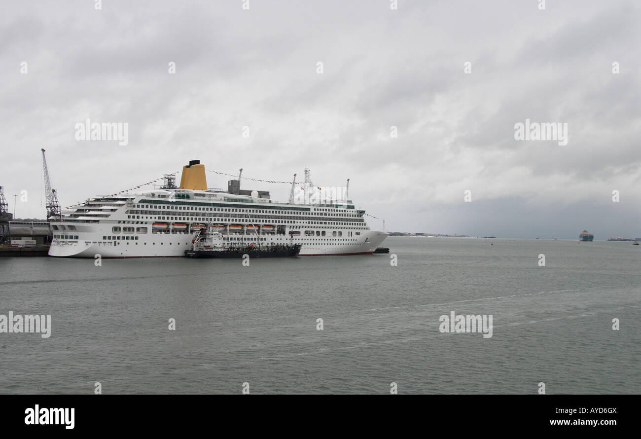 P O Cruise Ship Aurora in Southampton Docks Stock Photo - Alamy