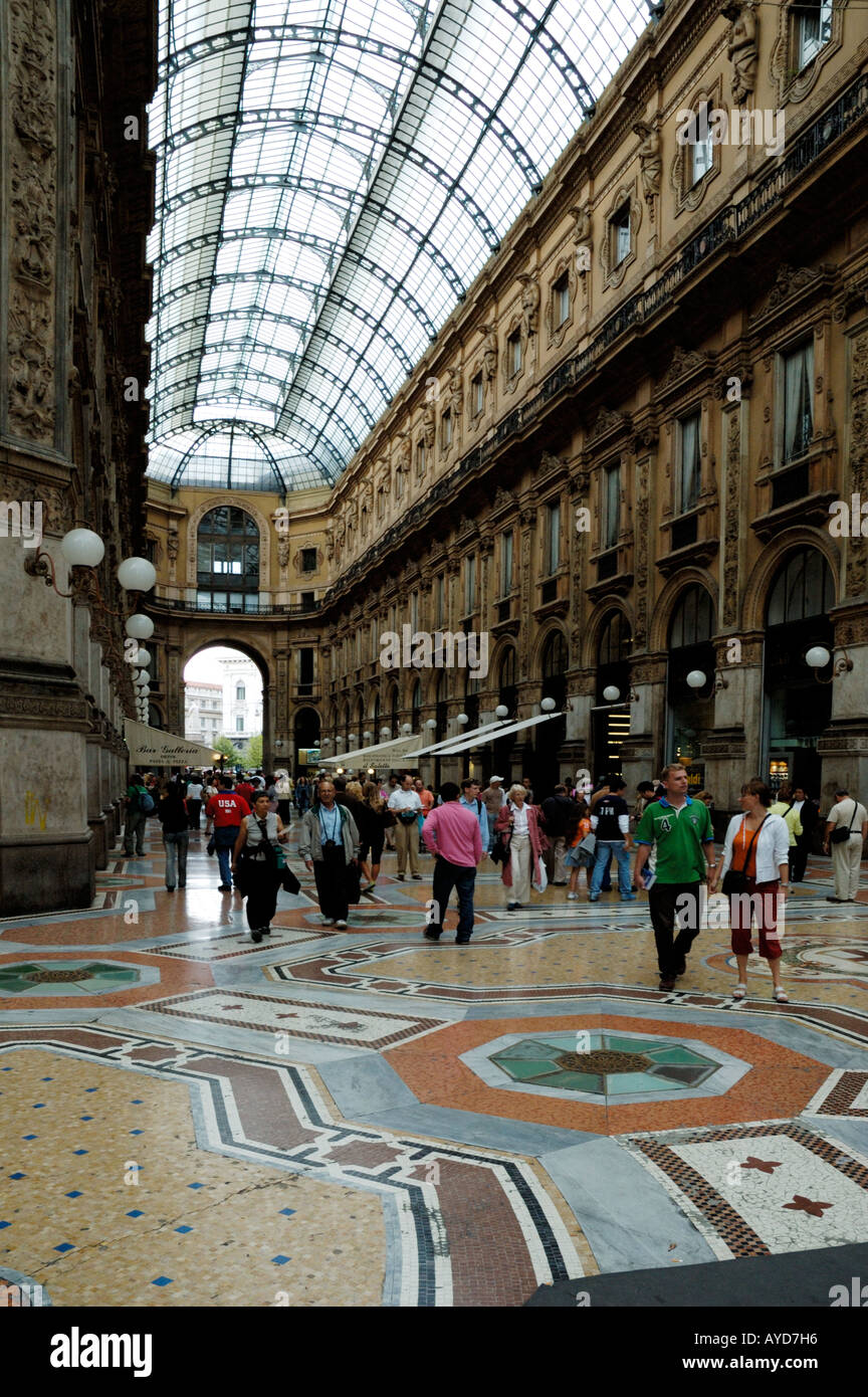 Shopping in Milan Stock Photo - Alamy