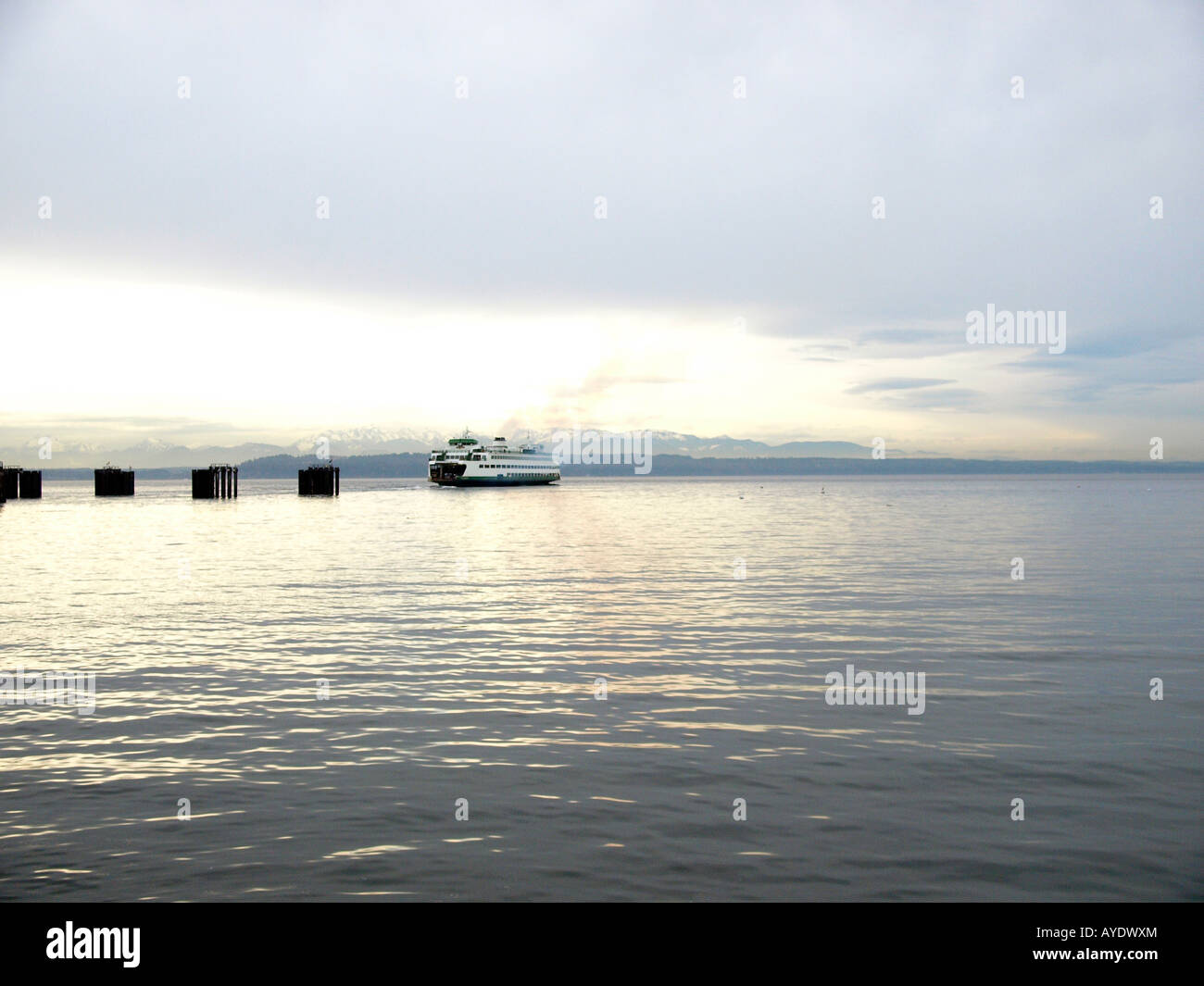 The Edmonds to Kingston ferry leaving Edmonds, Washington Stock Photo
