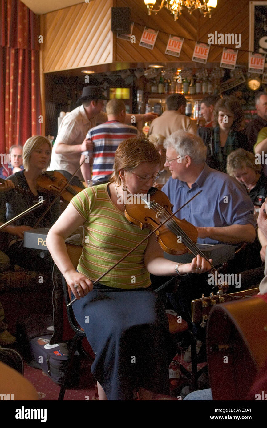dh Orkney Folk Festival STROMNESS ORKNEY Woman musician playing fiddle music hotel lounge bar fiddler performers play in pub performer uk female Stock Photo