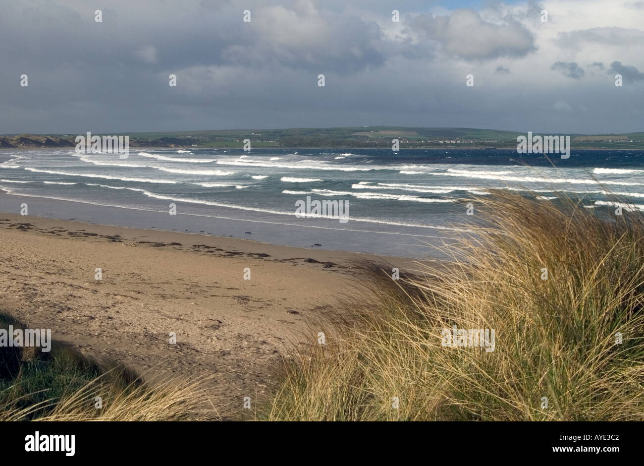 dh  DUNNET BAY CAITHNESS Stormy waves breaking on sandy beach sand dunes scotland north coast 500 uk marram grass storm wind Stock Photo