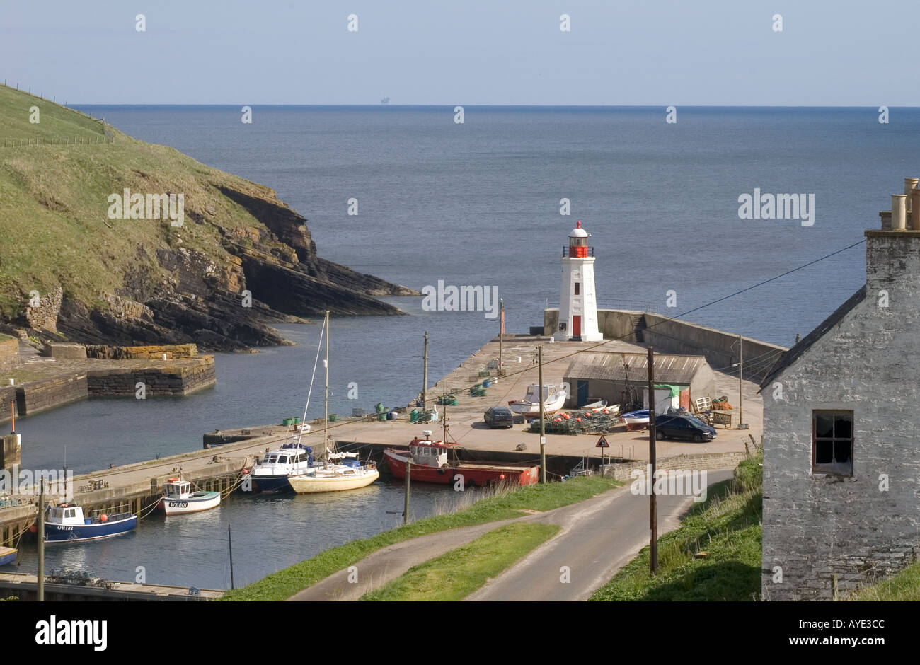 dh Harbour Lighthouse tower LYBSTER CAITHNESS Boats atquayside north coast 500 lights scotland coastal marine navigation Stock Photo