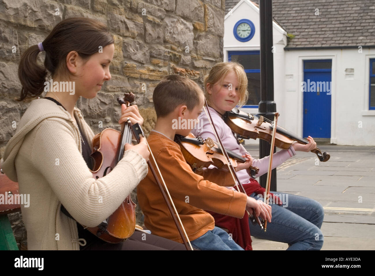 dh Orkney Folk Festival STROMNESS ORKNEY girls and boy playing fiddles ate Orkney festival event scotland children Stock Photo