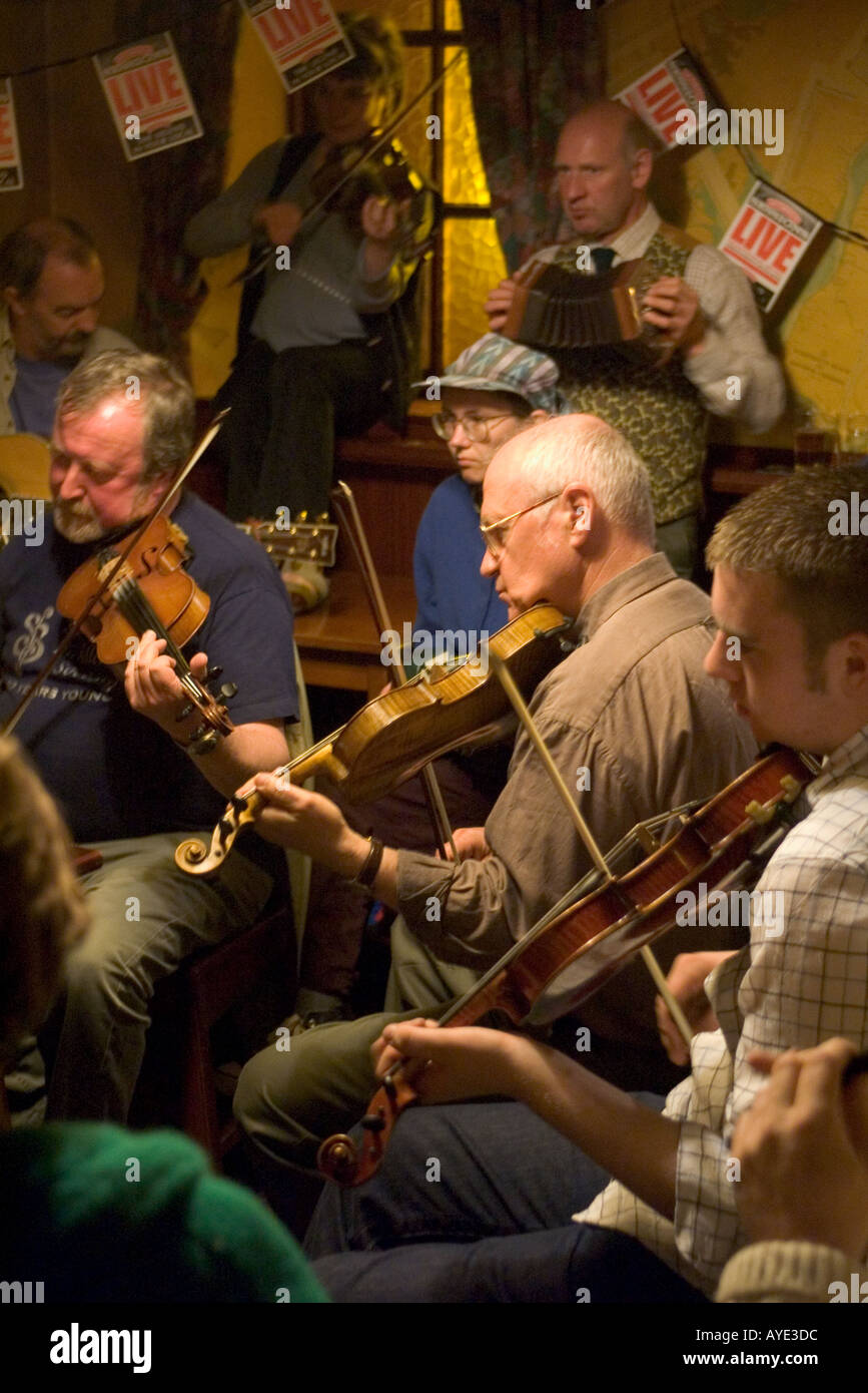 dh Scottish Folk Festival STROMNESS ORKNEY SCOTLAND Musicians playing music in pub player fiddle players fiddlers Stock Photo