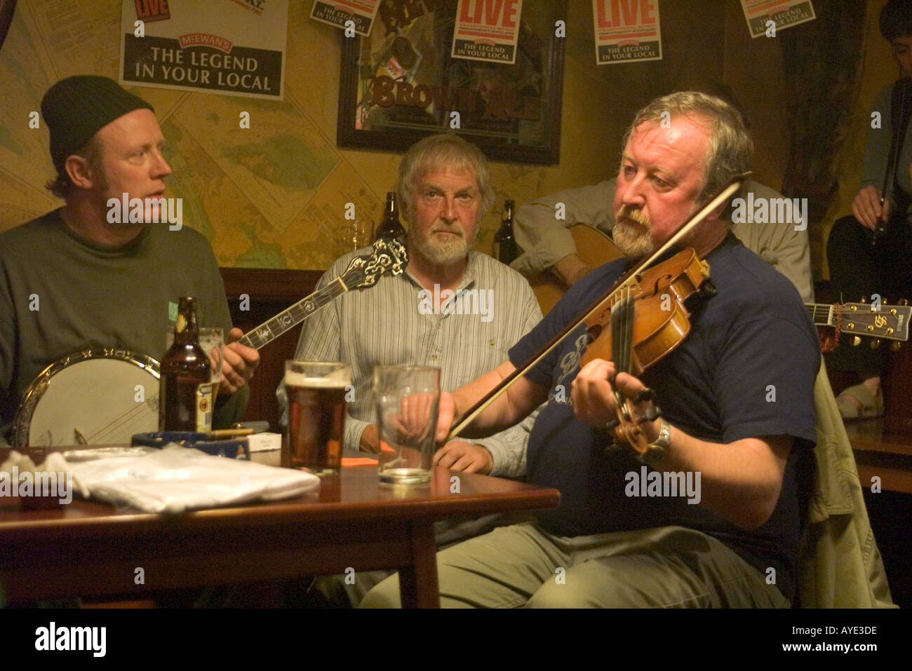 dh Scottish Folk Festival STROMNESS PUB ORKNEY SCOTLAND Musicians playing music fiddles fiddle player in pub fiddler musician men Stock Photo