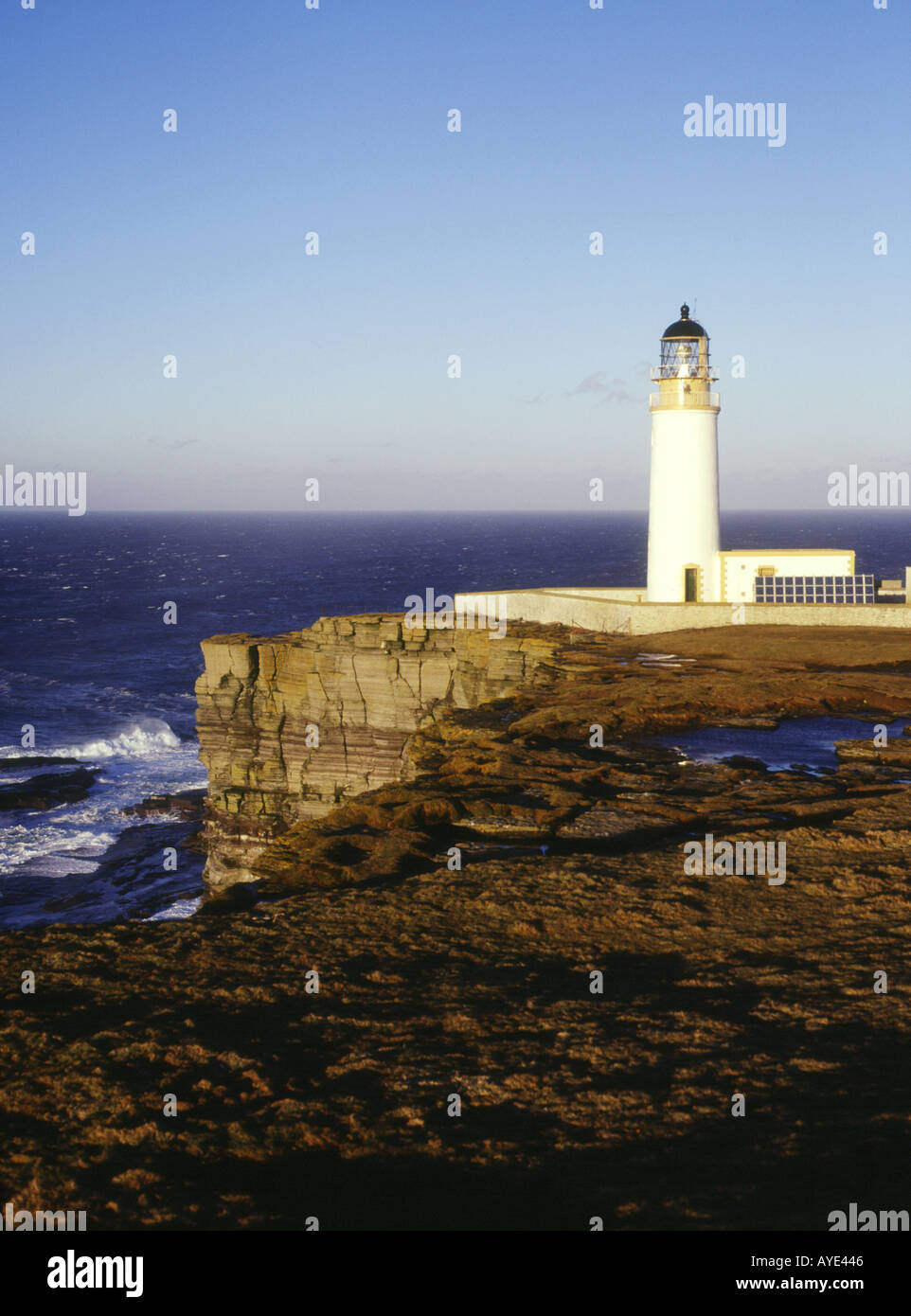 dh Noup Head Lighthouse WESTRAY ORKNEY Lighthouse and Noup Head cliffs Stock Photo