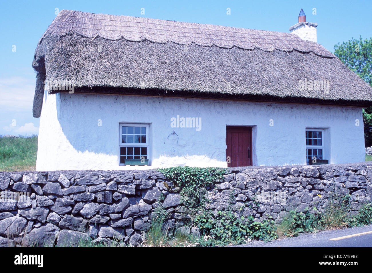 Irish thatched cottage hi-res stock photography and images - Alamy