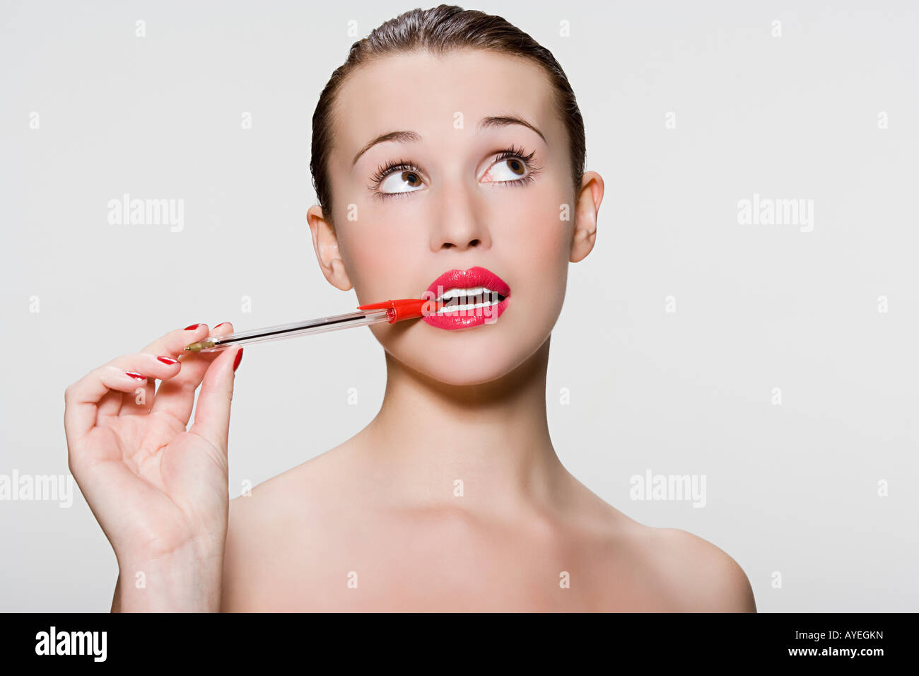 Biting pen. Женщина грызет ноутбук. Грызть ручку. Beautiful girl in library. Женщина грызёт ручку фото.