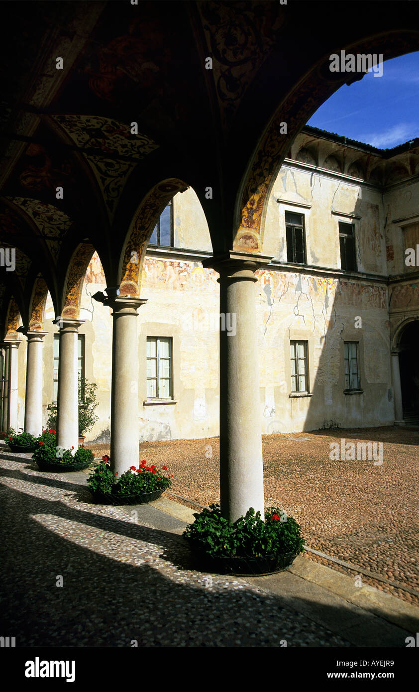 Arcaded courtyard Villa Cicogna Mozzoni Bisuschio near Varese It is a classical example of a rural Renaissance villa surrounded by an Italian garden The garden was the decision of Ascanio Mozzoni d 1593 This work was continued by Carlo Cicogna Mozzoni 1618 1690 Stock Photo