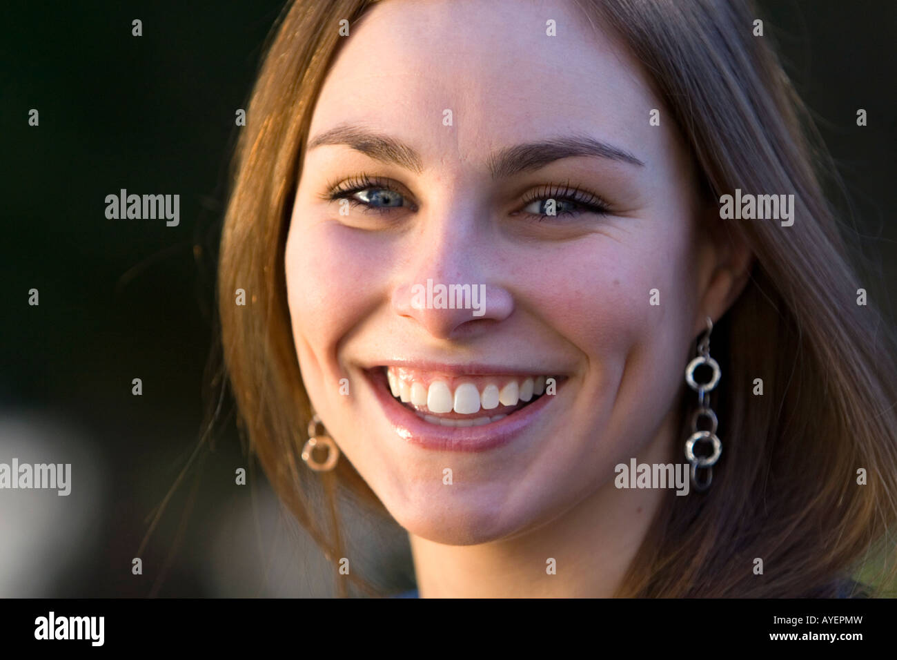 Portrait of a young woman smiling Stock Photo - Alamy