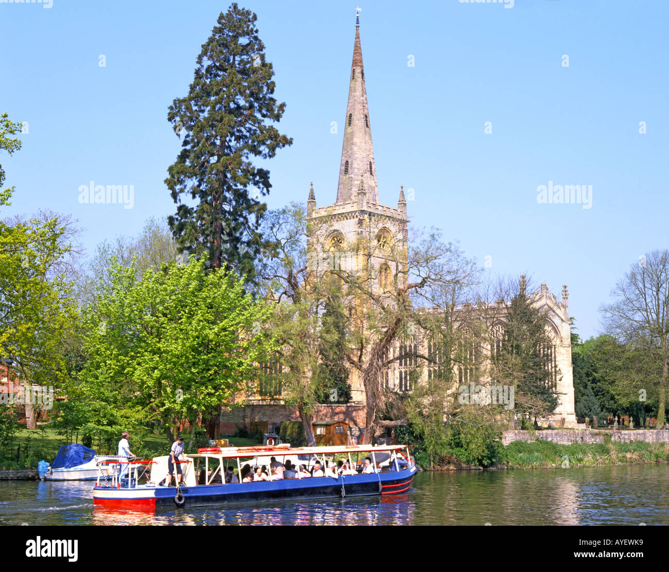 Narrow boat on river Avon passing Holy Trinity Church, Stratford-upon-Avon, Warwickshire, England Stock Photo
