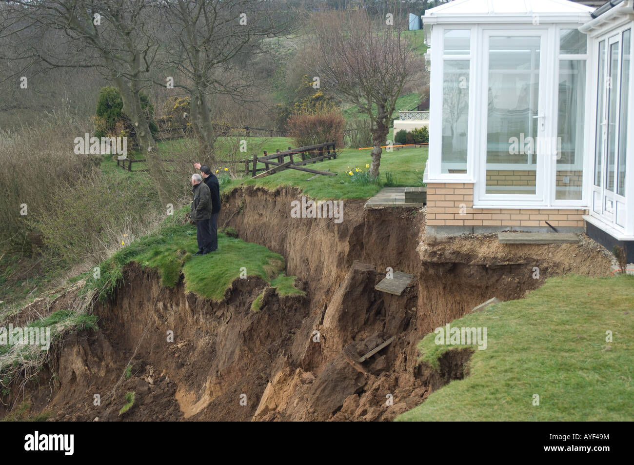 Landslide house hi-res stock photography and images - Alamy