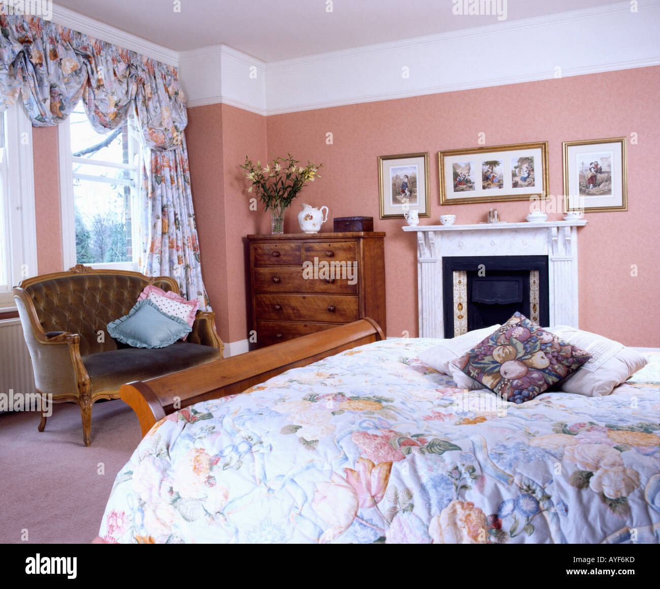 Peach Bedroom With Matching Floral Curtains And Quilt Stock Photo Alamy