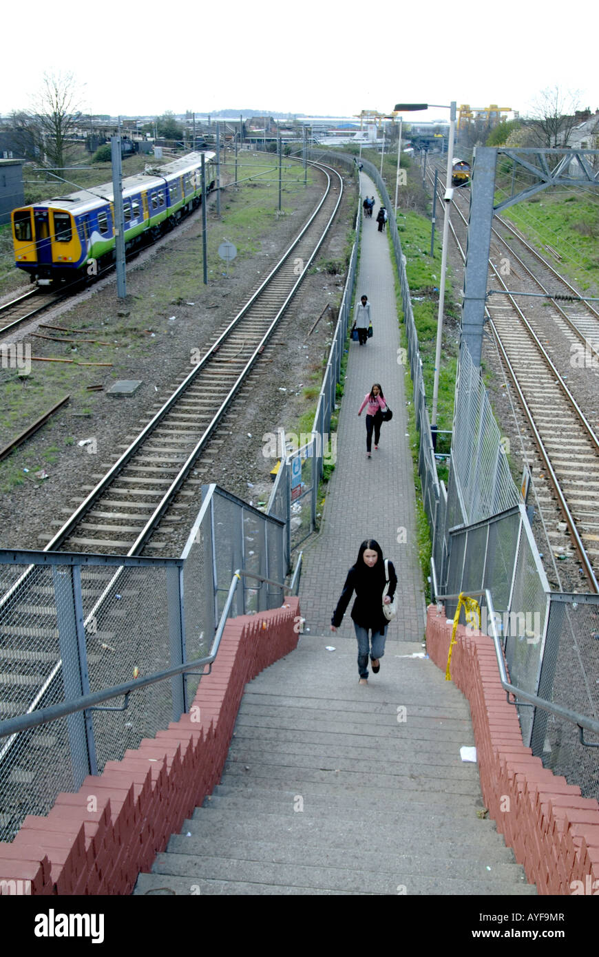 UK PASSENGERS IN WILLESDEN JUNCTION, LONDON Photo © Julio Etchart