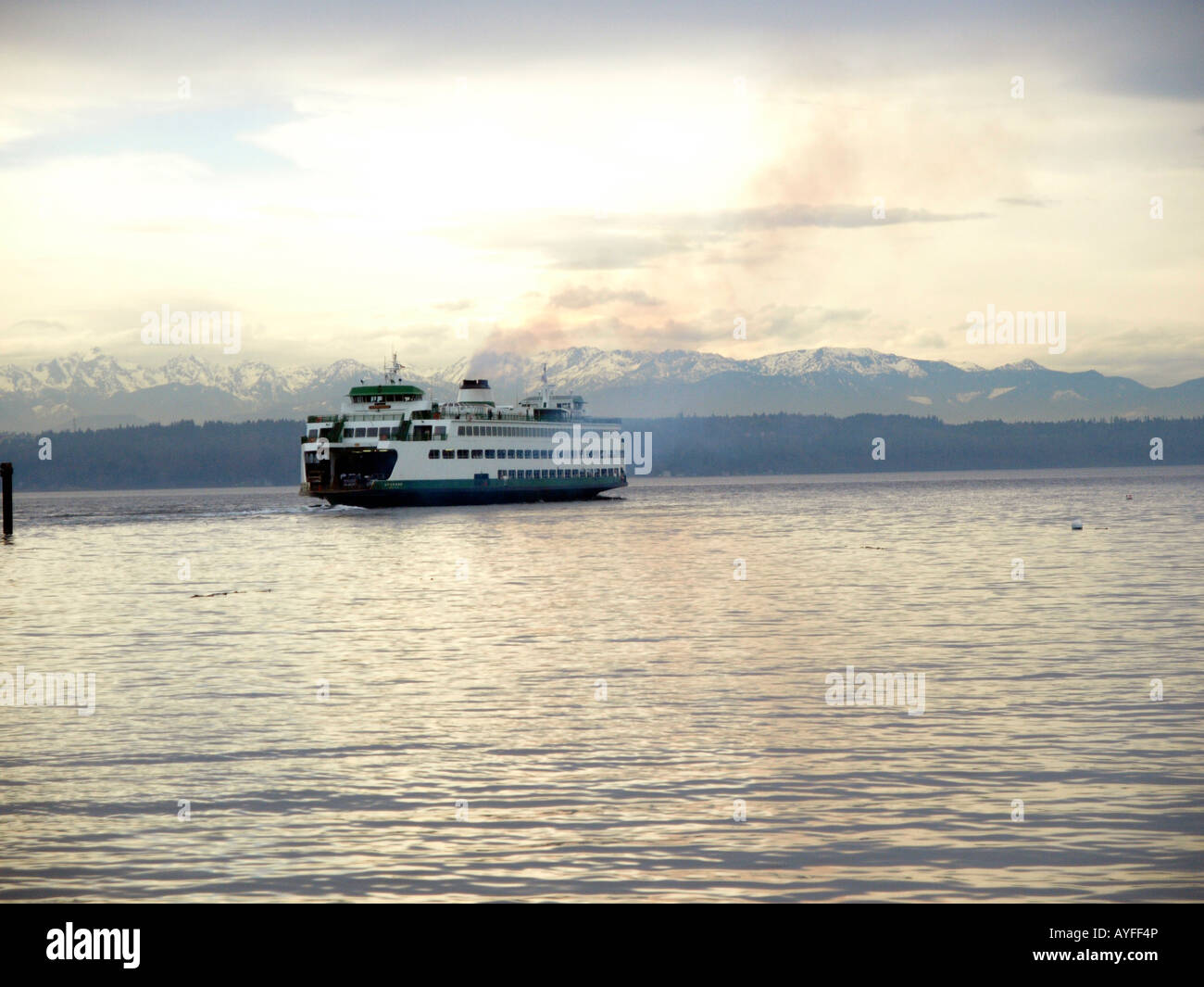 The Edmonds to Kingston ferry leaving Edmonds, Washington Stock Photo