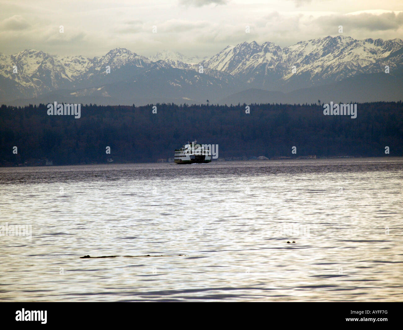 The Edmonds to Kingston ferry leaving Edmonds, Washington Stock Photo