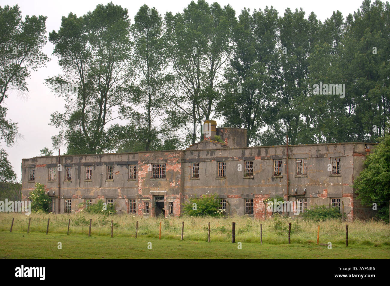 THE RUINS OF RAF YATESBURY BETWEEN CALNE AND MARLBOROUGH IN WILTSHIRE WHICH MAY BE CONVERTED INTO A PRISON Stock Photo