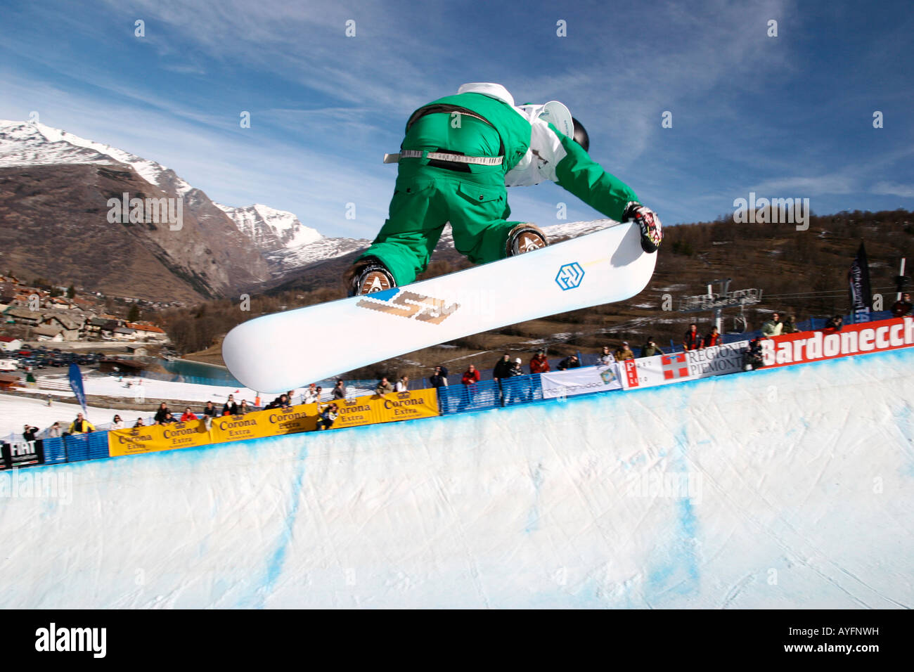 Snowboard half pipe hires stock photography and images Alamy