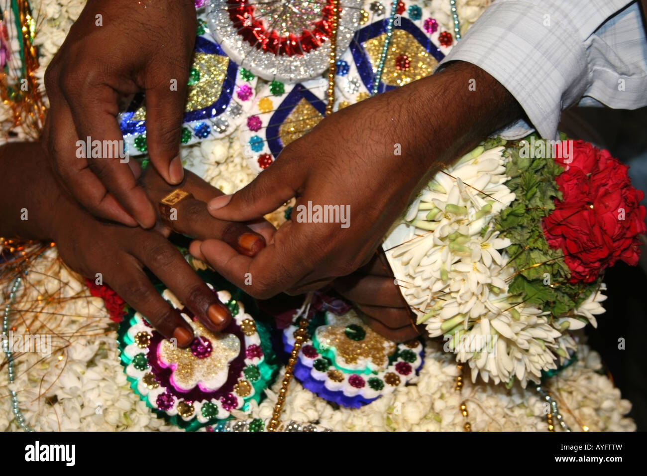 இந்த விரலில் வெள்ளி மோதிரம் அணிவது உங்களுக்கு பல அற்புத நன்மைகளை  வழங்குமாம்... ட்ரை பண்ணுங்க! | Spiritual Benefits of Wearing Silver Ring in  Your Little Finger in Tamil ...
