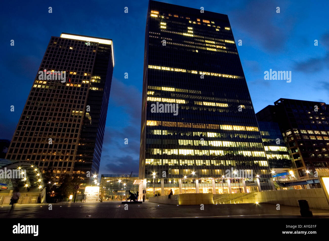canary wharf night city london england uk Stock Photo - Alamy