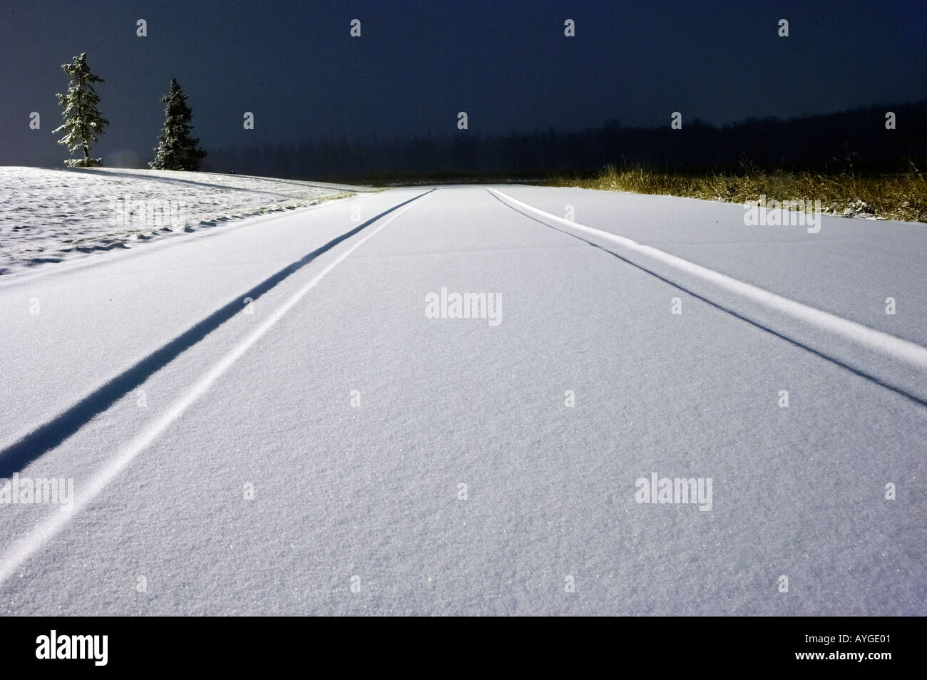 Car tracks night in snow hi-res stock photography and images - Alamy