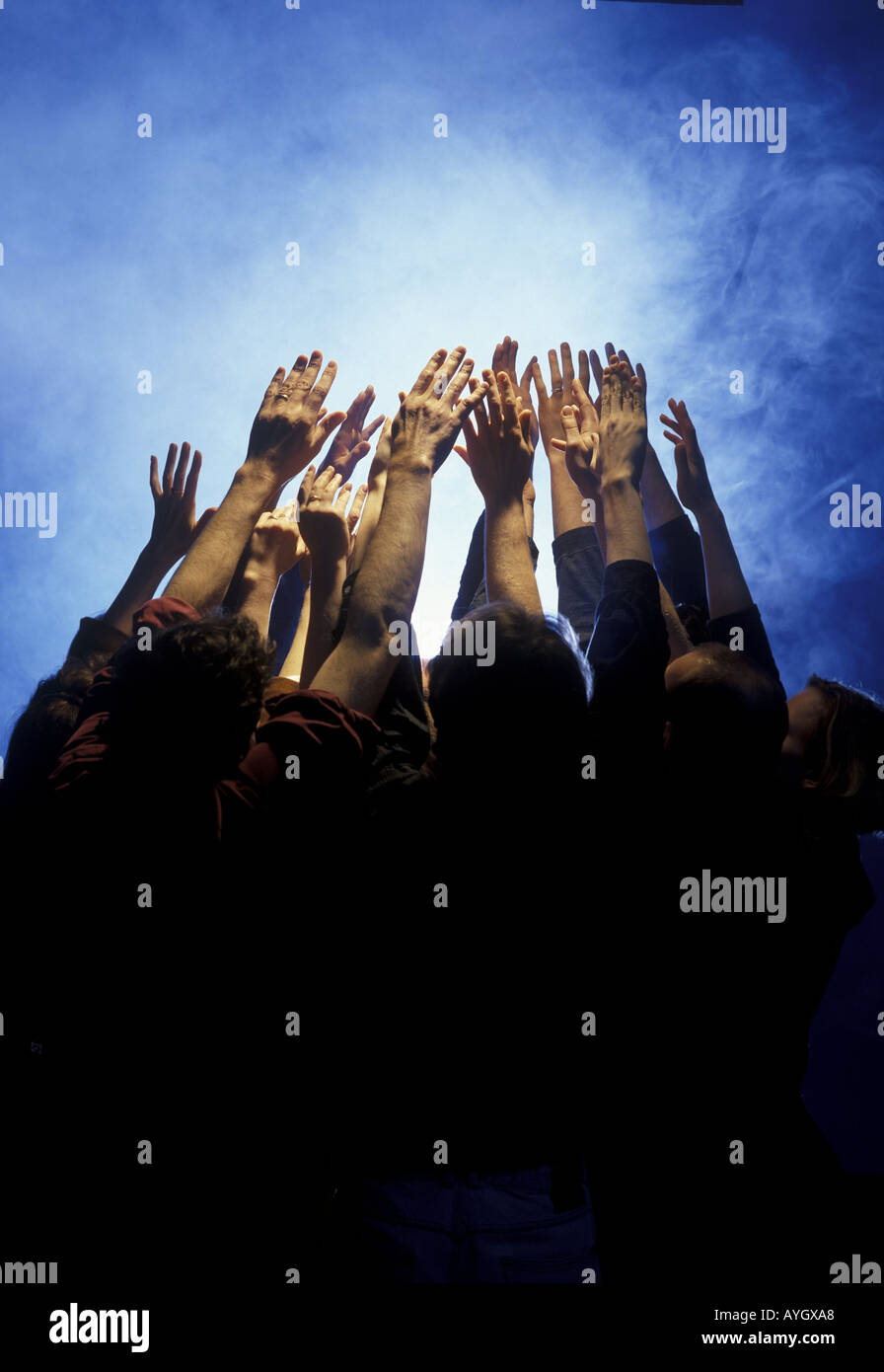 Maenner greifen gemeinsam nach oben Stock Photo