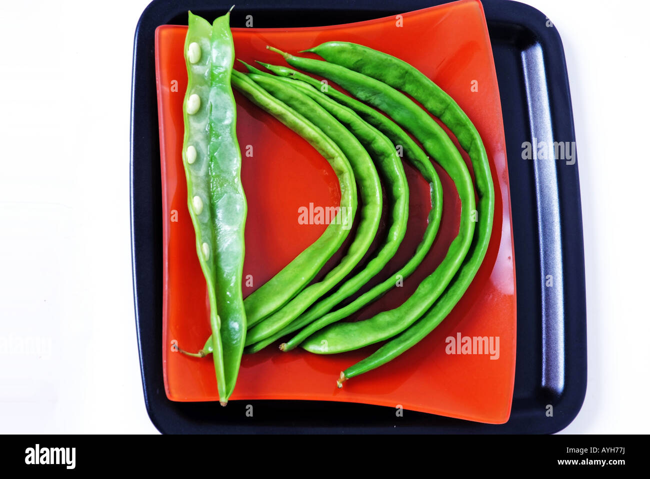 Beans on a Plate Bohnen auf einem orangen Teller Stock Photo