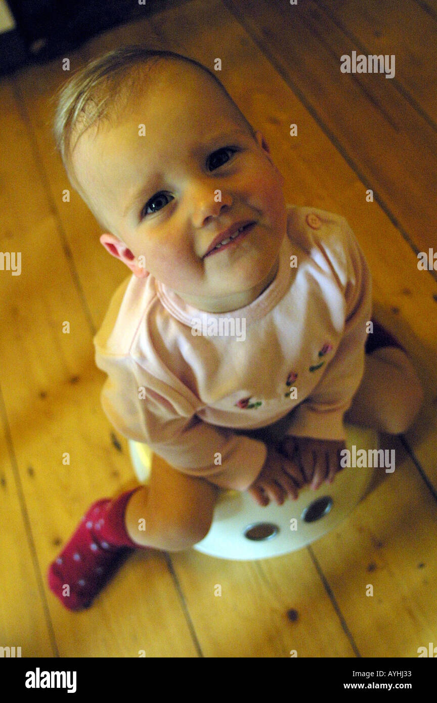 Kleinkind auf Toepfchen Stock Photo