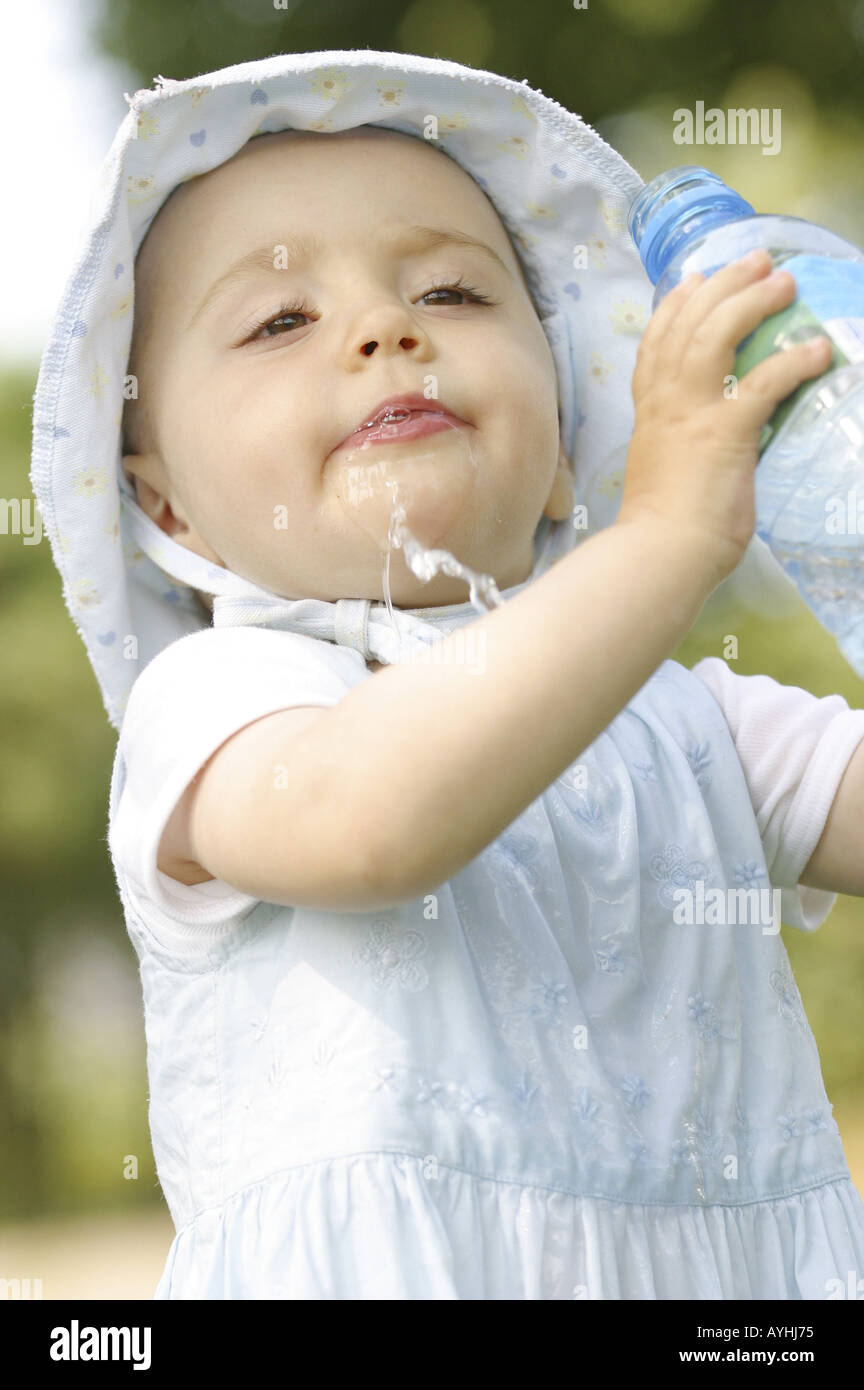 Kleines Maedchen mit Wasserflasche Stock Photo