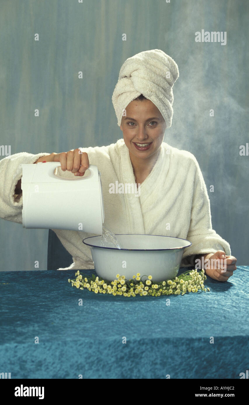 Frau vor Kamille Dampfbad Stock Photo