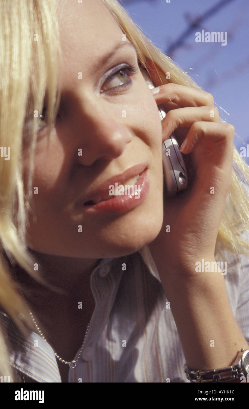 Junge Frau beim telefonieren mit dem Handy Stock Photo