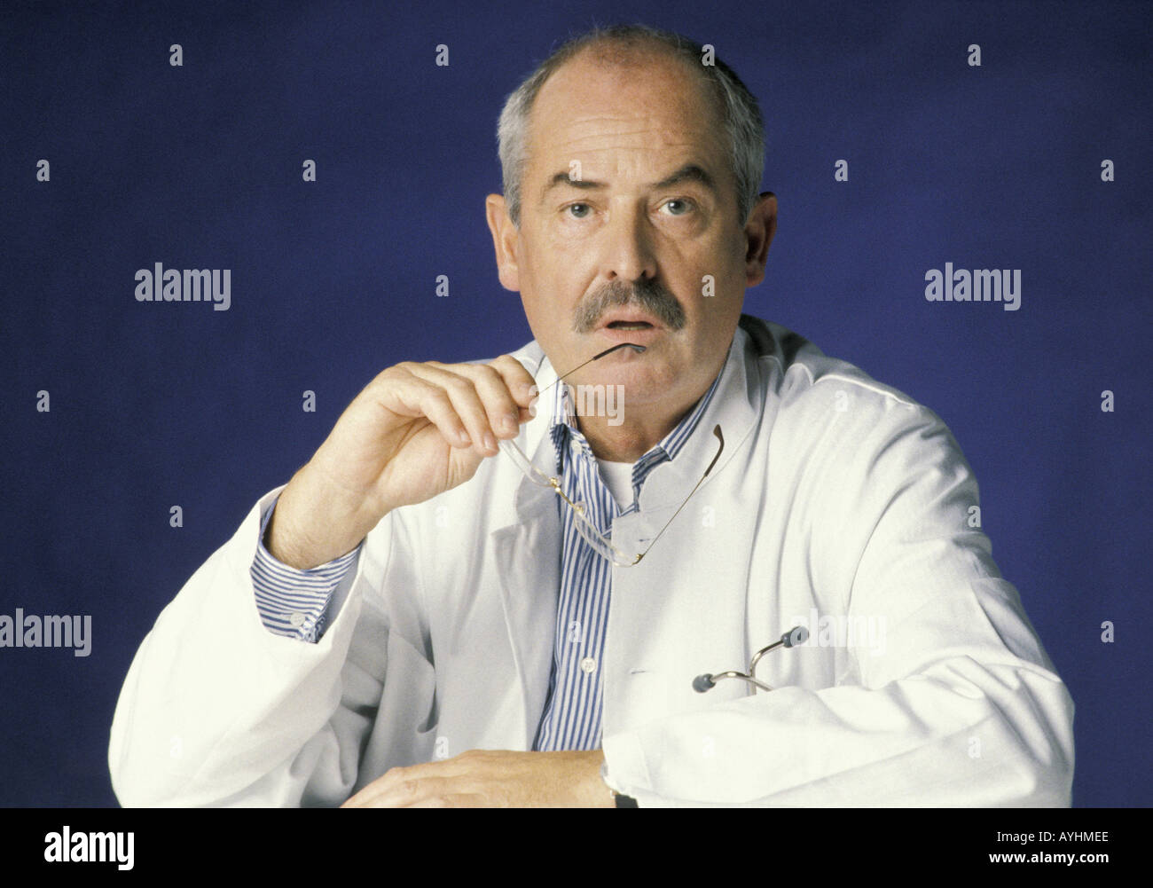 Arzt mit ratlosem Gesichtsausdruck Stock Photo