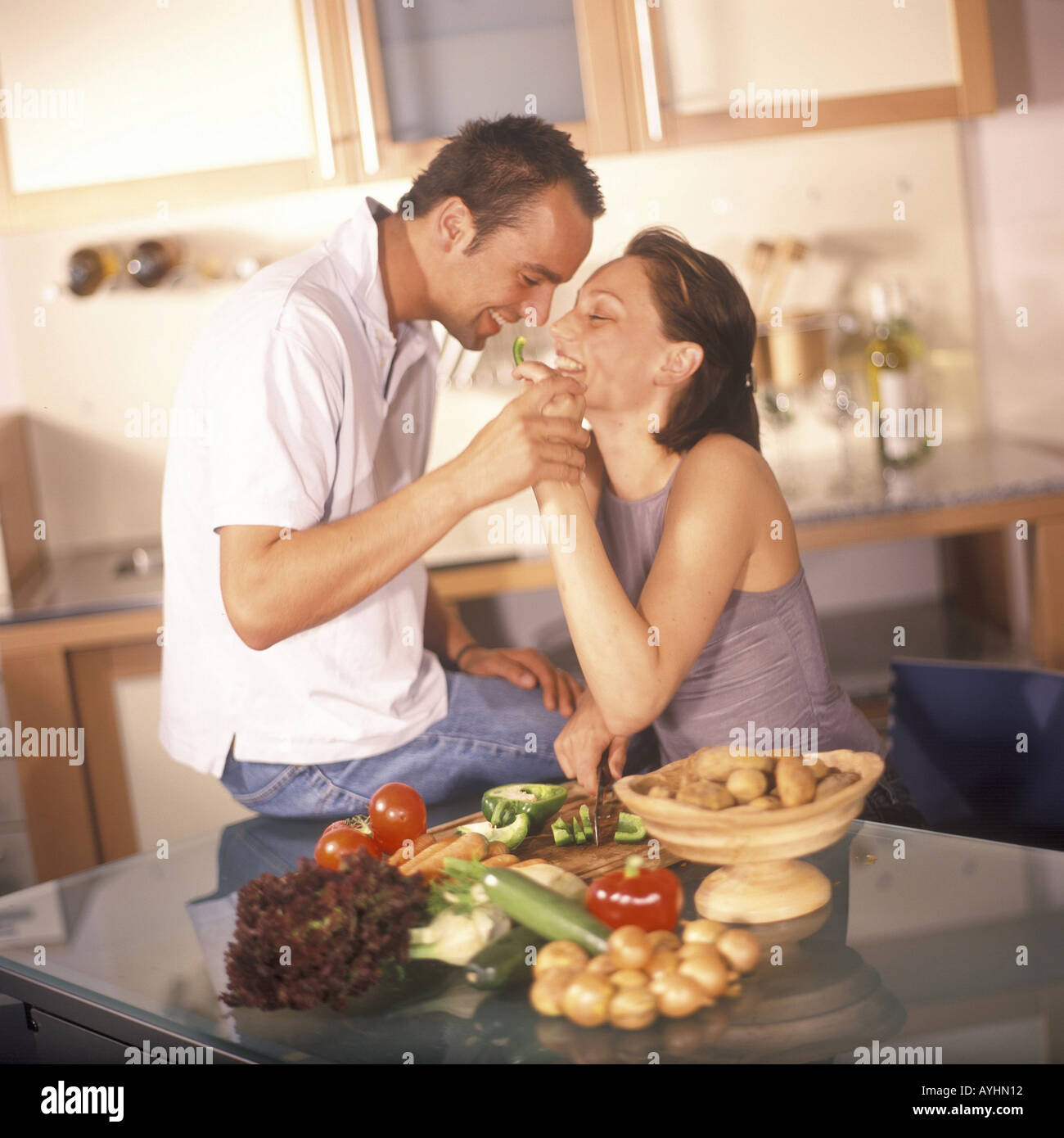 Paar bei der Zubereitung von Essen Stock Photo