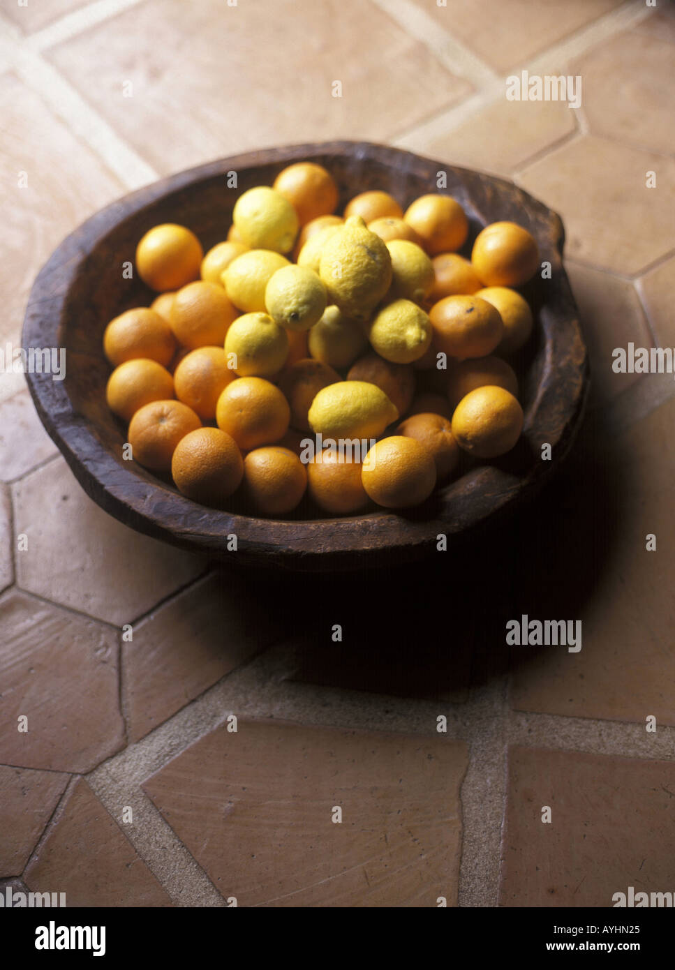 Holzschale mit Zitrusfruechten Stock Photo