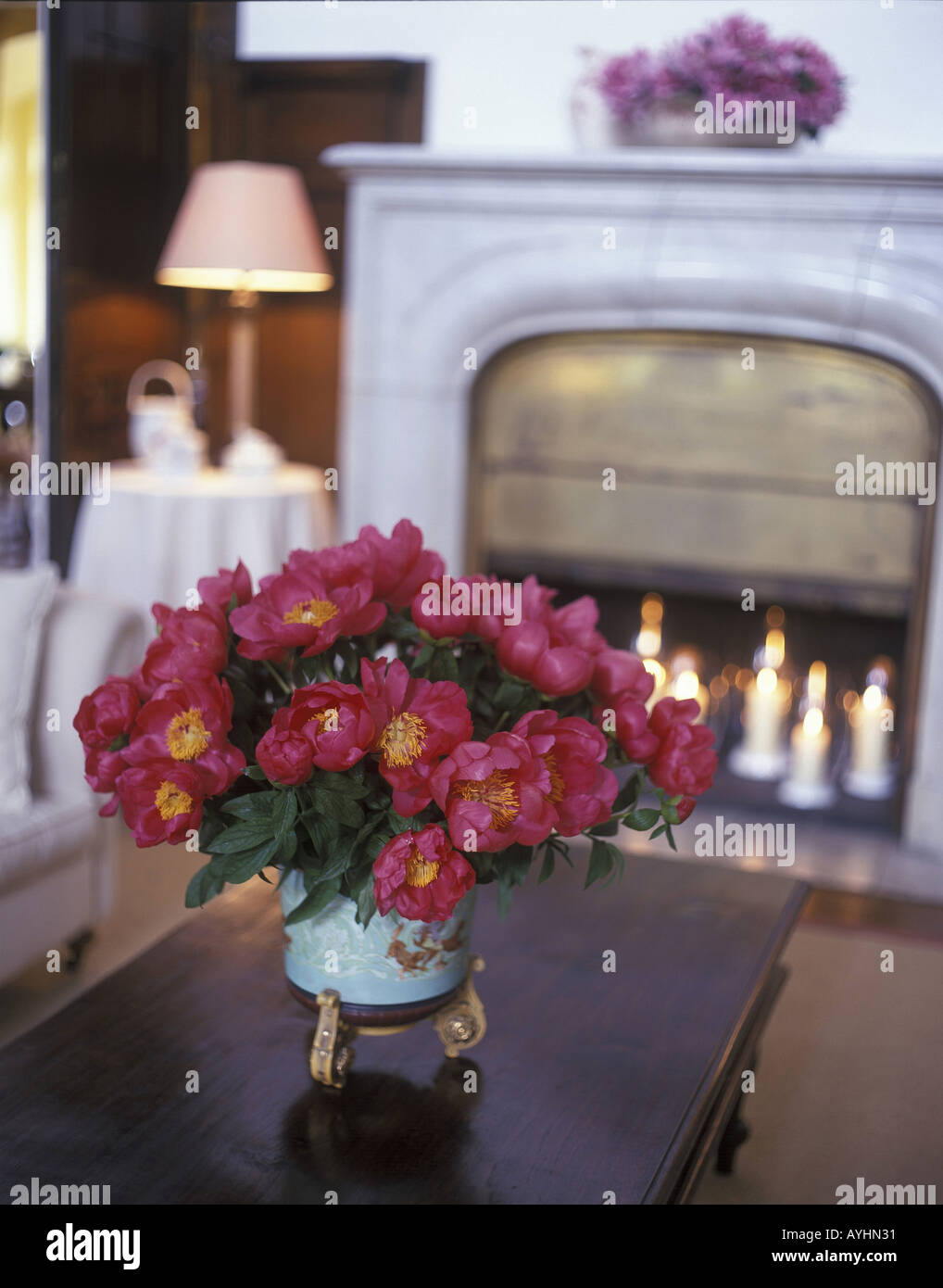 Tisch mit Blumenvase Stock Photo