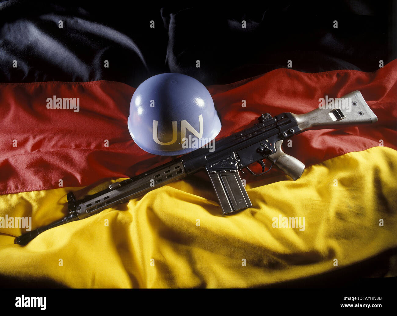 UN Helm mit Waffe auf einer Deutschlandfahne Stock Photo