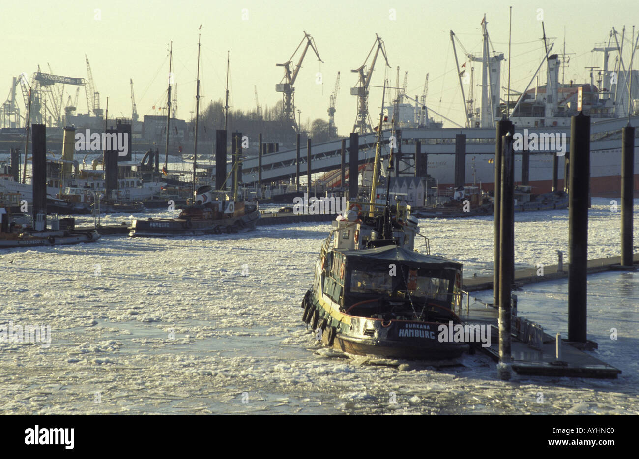 Eisgang im Hamburger Hafen Elbe Stock Photo