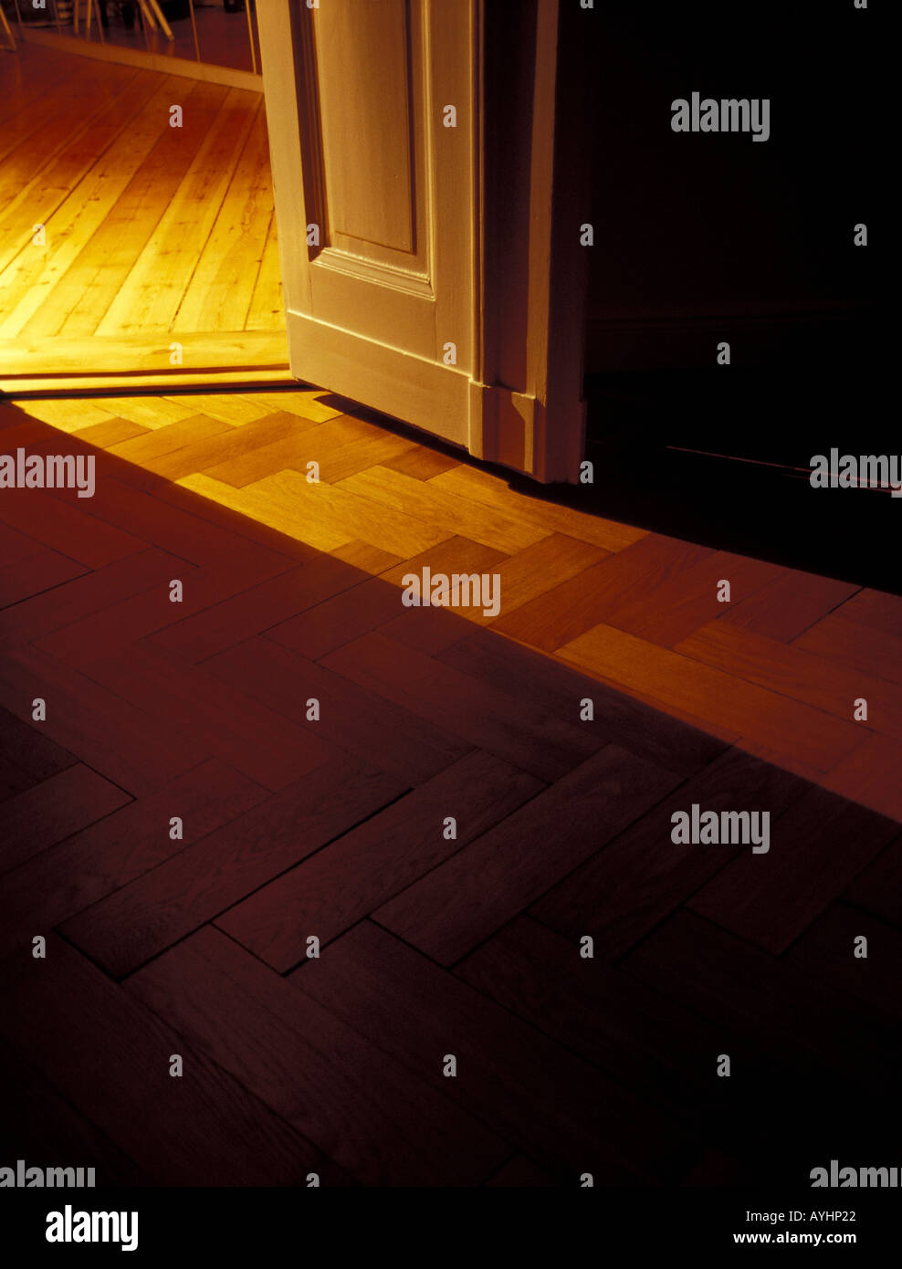 Wohnung mit Holzparkett durch eine Tuer faellt Licht Stock Photo