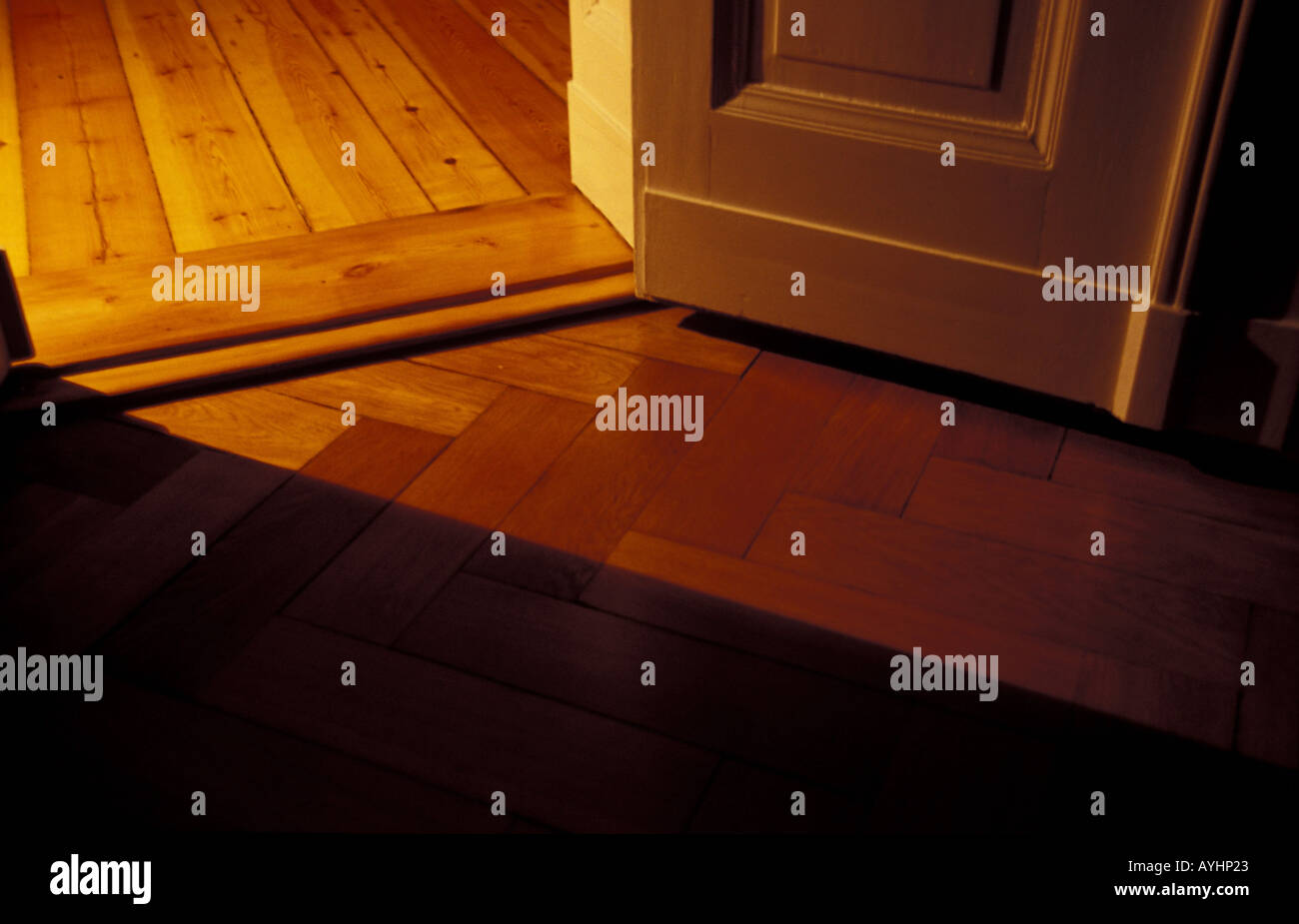 Wohnung mit Holzparkett durch eine Tuer faellt Licht Stock Photo