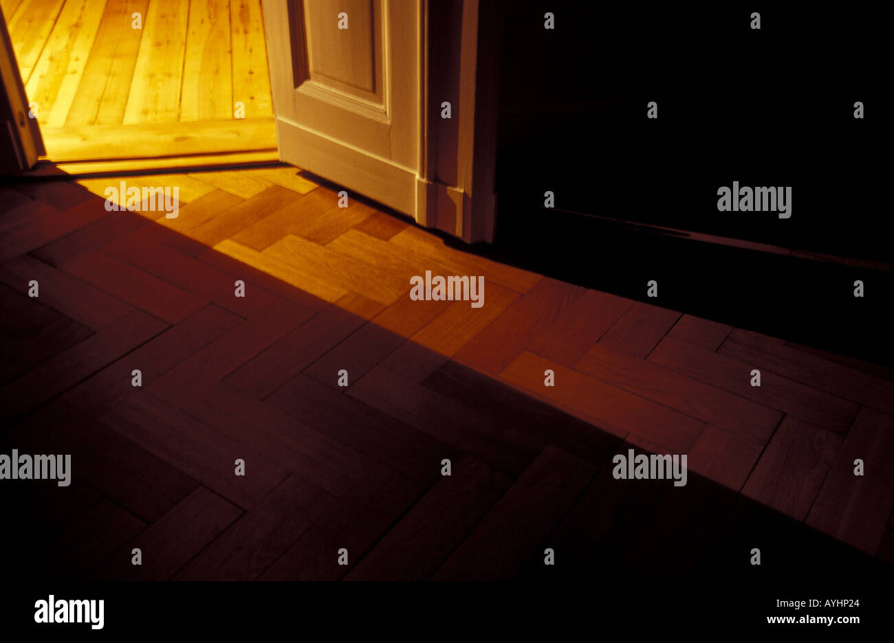 Wohnung mit Holzparkett durch eine Tuer faellt Licht Stock Photo