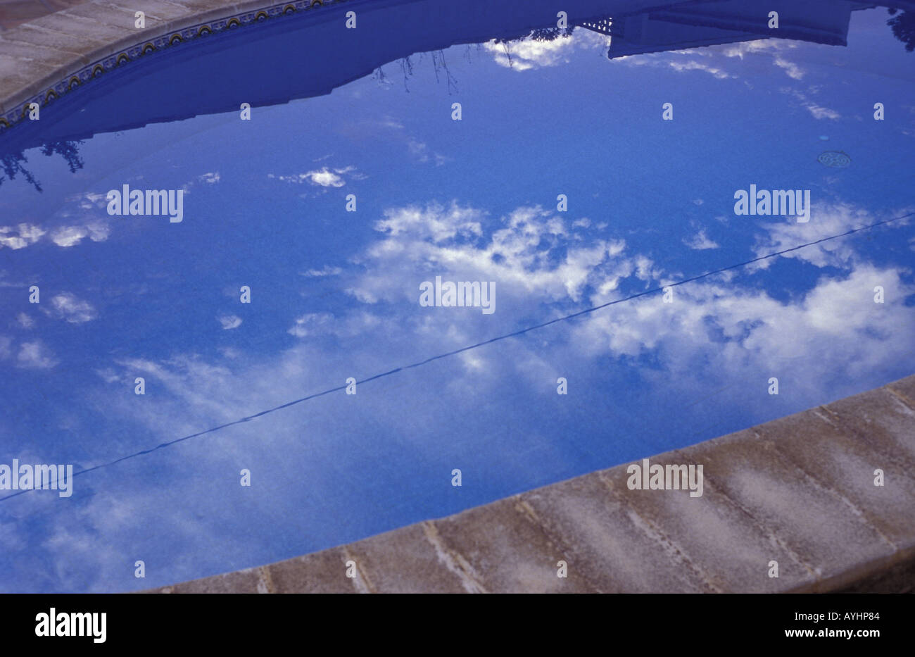 Wolken spiegeln sich im Pool Stock Photo