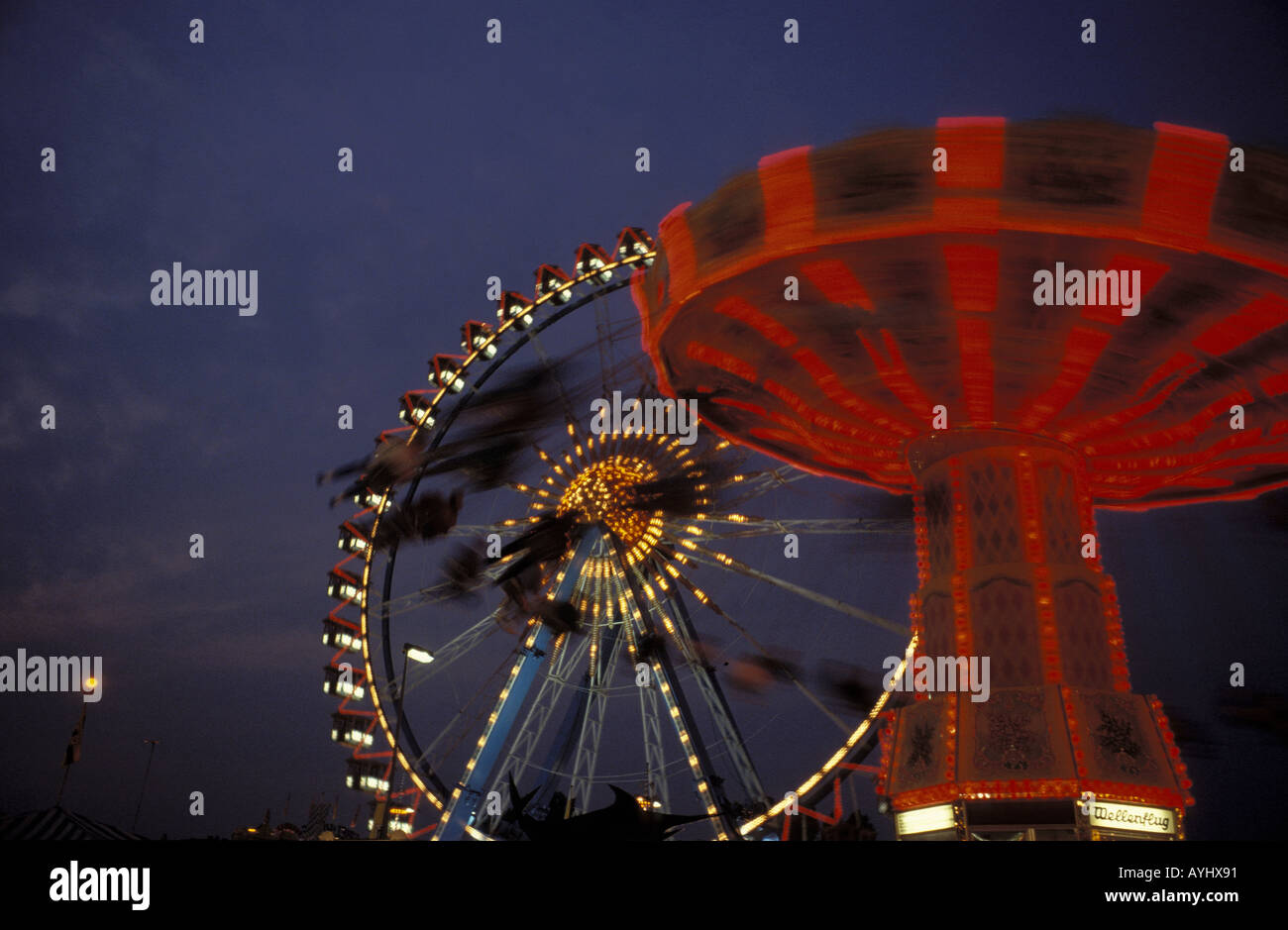 Kirmes mit Riesenrad und Kettenkarussell Stock Photo